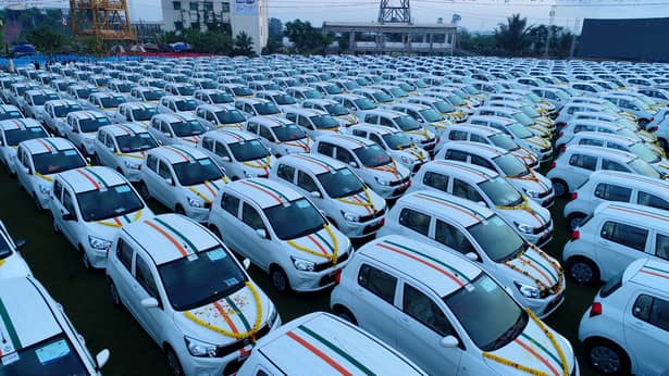 Patronul unei firme a dat cadou angajatilor sai 600 de masini