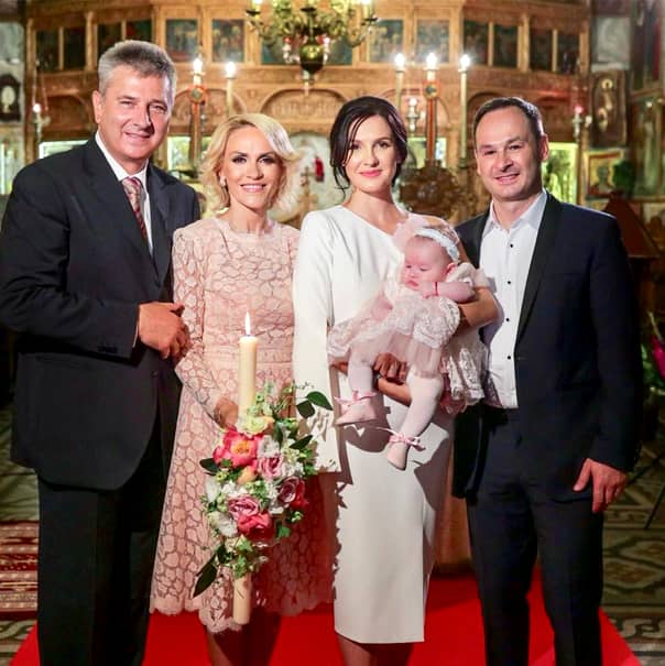 Primarul Bucureștiului și soțul său, edilul orașului Voluntari, au botezat cel mai mic membru al familiei lui Ionuț Negoiță, patronul echipei de fotbal Dinamo. Gabi Firea a fost o prezență greu de trecut cu vederea. Doamna primar a purtat o rochie nude din dantelă, creată de Dana Budeanu.