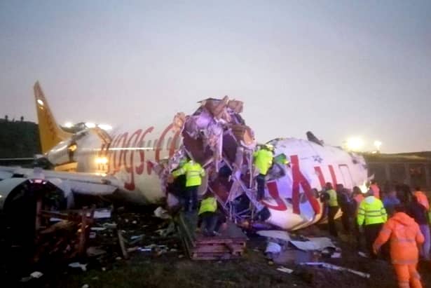 Un nou incident aviatic. Un avion de linie a ratat aterizarea în Turcia şi s-a rupt. Bilanțul: 3 morți și 179 de răniți UPDATE