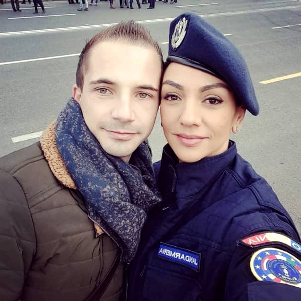 Cea mai frumoasă femeie în uniformă din lume e româncă! Irina Drăgan e purtătorul de cuvînt al Jandarmeriei Române! GALERIE FOTO