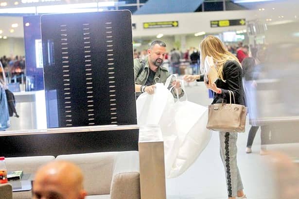 Cu multe bagaje după ei, agitație și extaz, Valentina a uitat de un detaliu; detaliu pe care l-a observat abia atunci când au ajuns să-și facă Check-In-ul. Fiecare a trebui să arate documentele necesare pentru plecarea din țară, însă toate s-au oprit la micuțul Milan.