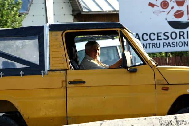 Ce mașini are în garaj Mircea Diaconu, candidatul la alegerile prezidențiale. Ca orice actor, merge cu stil. FOTO