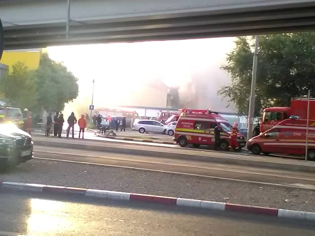 FOTO. Incendiu la un azil de bătrâni din Bucureşti! O persoană a decedat, alte 19 au fost transportate de urgenţă la spital! Şi un pompier afectat