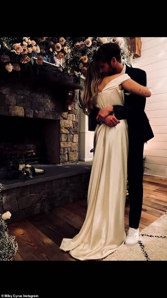 Miley Cyrus, alături de soţul său, Liam Hemsworth, în ziua nunţii