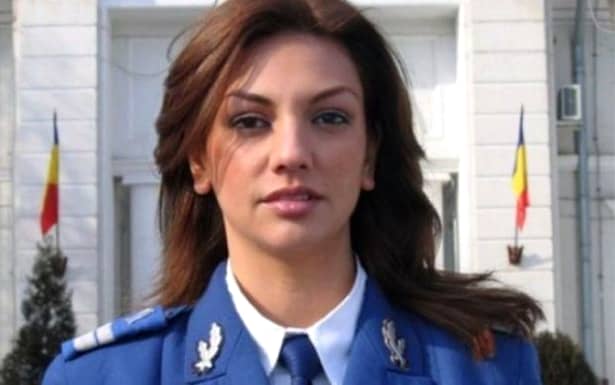 Cea mai frumoasă femeie în uniformă din lume e româncă! Irina Drăgan e purtătorul de cuvînt al Jandarmeriei Române! GALERIE FOTO