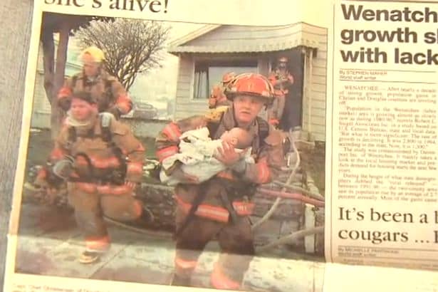 Acest pompier a salvat din flăcări un bebeluş. După 17 ani, lucrurile au luat o turnură neaşteptată