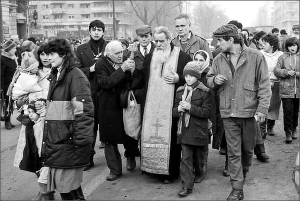 Fotografie-document la 29 ani de la Revoluția din 1989.: Părintele Galeriu între manifestanții anti-regim pe 22 decembrie, dimineața, înainte de fuga lui Ceaușescu! A urmat măcelul post-revoluționar...