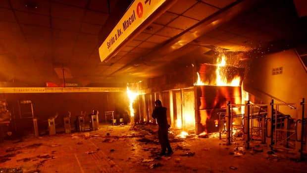 Război în Chile! Șapte morți, magazine devastate și zboruri anulate