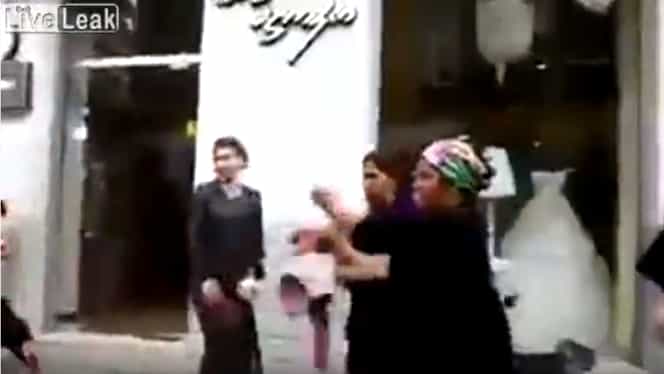 Video uluitor! O femeie a aruncat cu propriul copil după un bărbat
