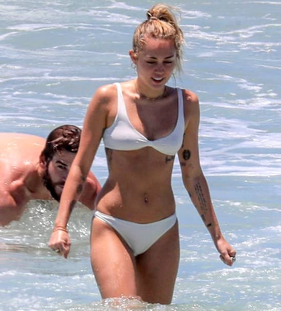 A comis-o din nou! Miley Cyrus, într-o pereche de bikini transparenţi la plajă. Când s-a întors, s-a văzut tot