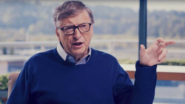 Singurul miliardar care stă la coadă. Bill Gates a fost surprins din nou așteptând după alții!