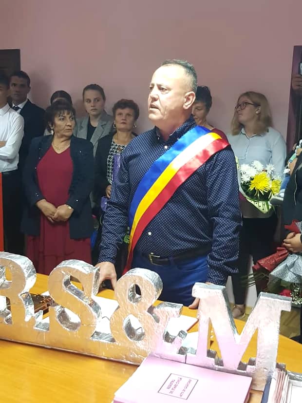 Scandal sexual la Iași! Relații sexuale în biroul unui primar cu minore răpite! Edilul a plătit 100 de lei proxenetului