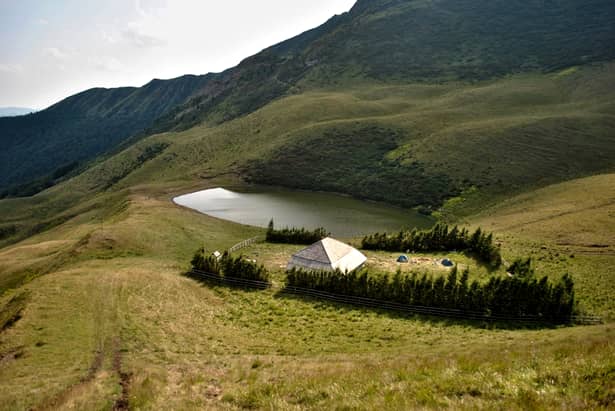 Lacul fără fund din România! Legende amestecate cu un peisaj sălbatic