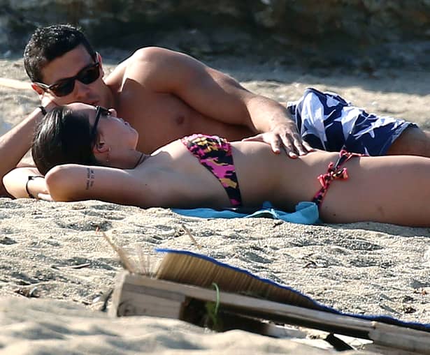 Cel mai nou cuplu din showbiz!  Când i-au văzut sărutându-se pe plajă, vecinii de cearşaf au făcut poze