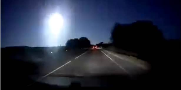 Momentul în care un meteorit aprinde tot cerul nopții