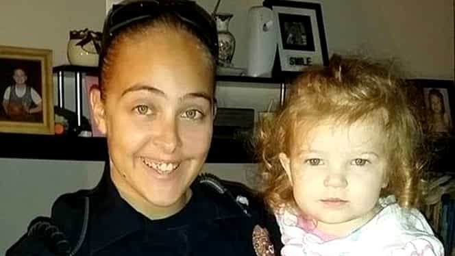 O polițistă și-a lăsat fiica să moară asfixiată în mașină în timp ce ea făcea amor cu șeful de post