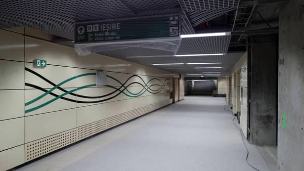 Aşa arată ieşirea de la una dintre staţiile de metrou Drumul Taberei. Ieşirile către Valea Oltului şi Valea Ialomiţei