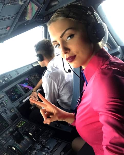 Te-ai întrebat vreodată cum arată cea mai frumoasă stewardesă din România?