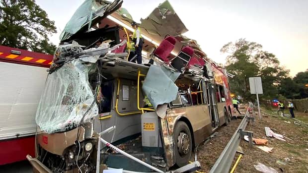 Accident rutier teribil! 6 oameni au murit în Hong Kong după ce autobuzul în care se aflau a intrat în copac. FOTO