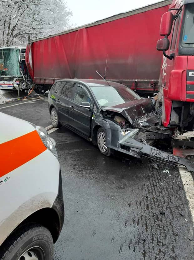 Accident înfiorător pe Valea Oltului! Un autocar plin cu oameni a fost izbit de un TIR