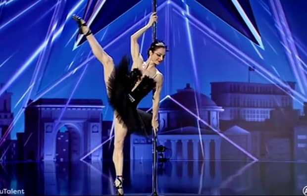 Elena Gibson, poveste de viață uluitoare! Cine e balerina care a dansat la bară la Românii au Talent. Video