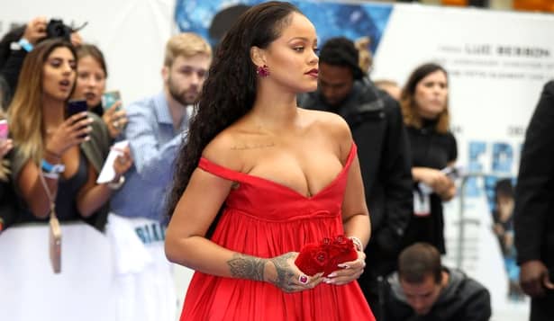 Rihanna, de nerecunoscut! Superba cântăreaţă pare că a trecut la categoria grea! GALERIE FOTO