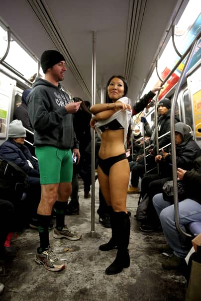 Această brunetă s-a dezbrăcat în metrou! Călătorii i-au făcut poze
