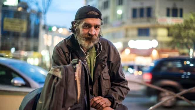 Oamenii au reacţionat imediat când au auzit povestea acestui bărbat fără adăpost din Bucureşti! ”Am rămas pe stradă de 6 ani!”