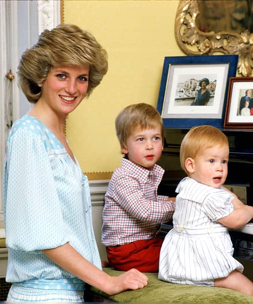 Prințul Charles nu este tatăl prințului Harry! Vezi cum arată cel bănuit că ar fi tatăl său! Seamănă?