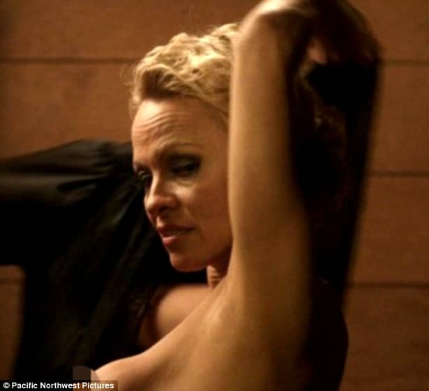 GALERIE FOTO. Pamela Anderson a renunţat la haine. Goală puşcă pe marile ecrane