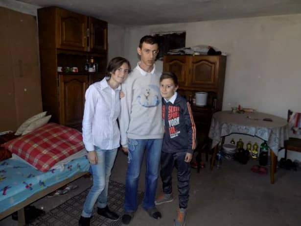 Poveste din România. Tatăl care creşte 2 copii premianţi într-un grajd
