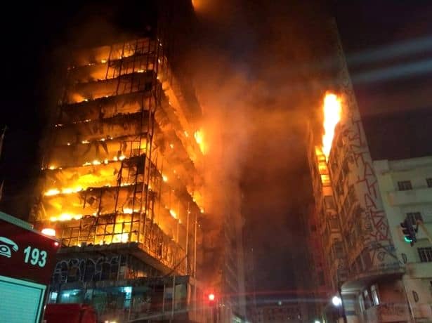 O clădire cu 26 de etaje s-a prăbușit în urma unui incendiu devastator! Video!