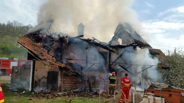 Incendiu devastator, la Moeciu! O casă de vacanţă a ars
