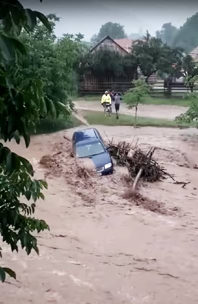 Mașina a fost luată de ape, oprindu-se într-un mal de pământ și crengi