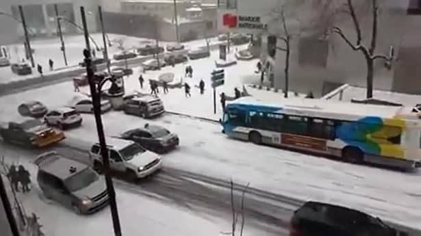 ACCIDENTUL ANULUI 2017! Acest autobuz a lovit 10 maşini, după care a început HAOSUL! Un tânăr a filmat totul de la geam