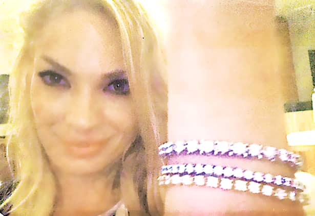 Valentina Pelinel: „Am rămas fără fustă pe catwalk şi mi s-a rupt tocul în show la Versace”