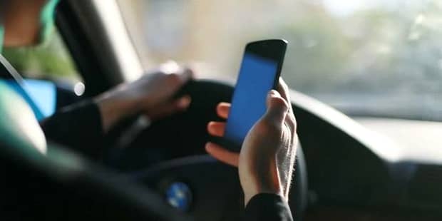 Cum sunt prinşi, de fapt, şoferii care folosesc telefonul la volan. Este cea mai uşoară metodă pentru poliţişti