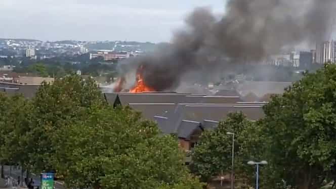Incendiu puternic la un centru comercial din Londra. Peste 100 de pompieri la fața locului – VIDEO