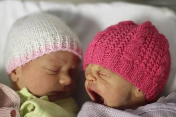 Amanda a născut gemene, dar medicii i-au spus că una dintre fetiţele ei e pe moarte! Ce a urmat e de-a dreptul un miracol
