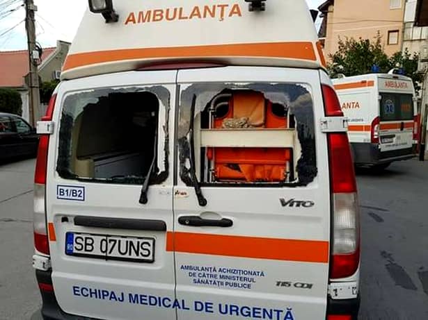 VIDEO & GALERIE FOTO! Un bărbat din Răşinari a chemat Ambulanţa doar pentru a o distruge! Echipajul de urgenţă a fugit!