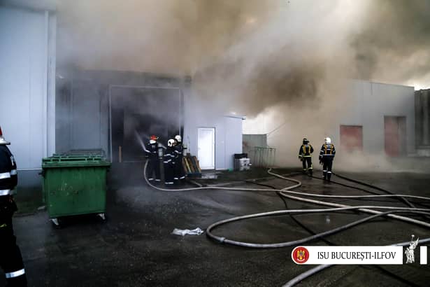Incendiu puternic în Buftea! 100 de pompieri şi 16 autospeciale au intervenit! Mesajul ISU