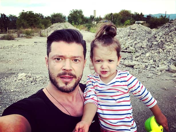 Bianca Drăgușanu și Victor Slav nu s-au grăbit, însă, în a posta imaginea cu ei alături de fetița lor. Fiecare a postat pe pagina personală imagini în care apar separat alături de cea mică, iar asta pare să spună multe despre relația lor actuală.
