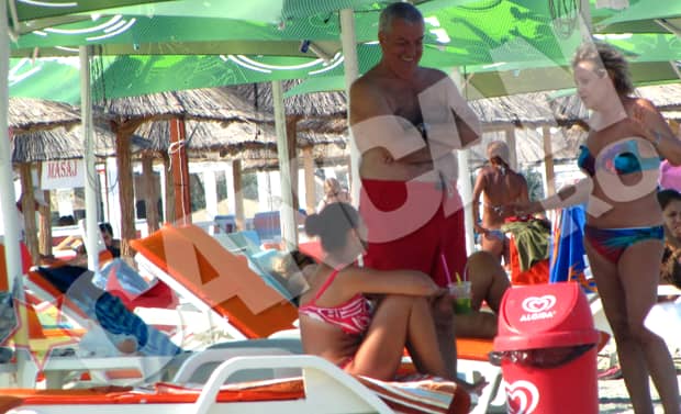 Călin Popescu Tăriceanu şi-a scos proaspăta soţie la plajă!