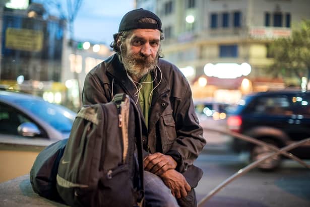 Oamenii au reacţionat imediat când au auzit povestea acestui bărbat fără adăpost din Bucureşti! ”Am rămas pe stradă de 6 ani!”
