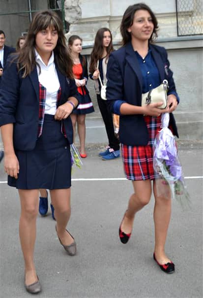 Cum au venit îmbrăcate elevele din Romîn noul an şcolar! Oare părinţii lor cum de le-au lăsat să iasa aşa din casă?!