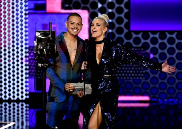 Gala American Music Awards 2018: Cardi B, Taylor Swift și multe alte vedete au întors privirile pe covorul roșu