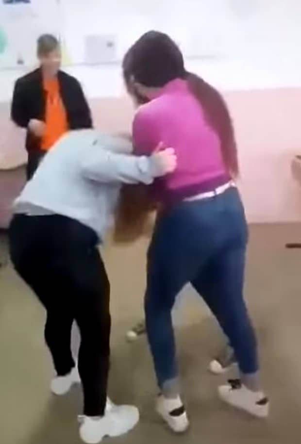 Bătaie ca-n filme într-un liceu din Botoșani! Două eleve de clasa a IX-a și-au agresat o colegă. VIDEO