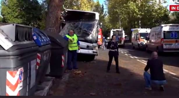 Grav accident la Roma! Sunt 29 de răniți după ce un autobuz a intrat într-un copac