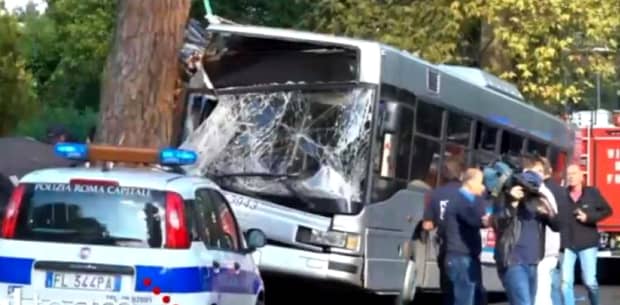 Grav accident la Roma! Sunt 29 de răniți după ce un autobuz a intrat într-un copac