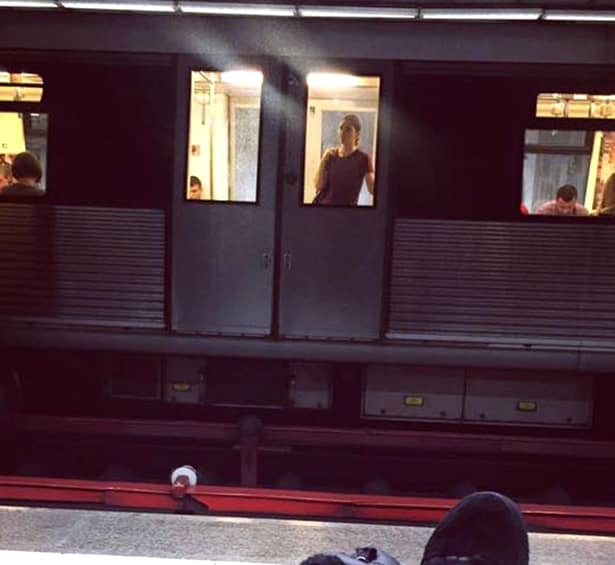 Oamenii din metrou au avut surpriza vieţii la Crângaşi! Ce VEDETĂ au văzut pe peron